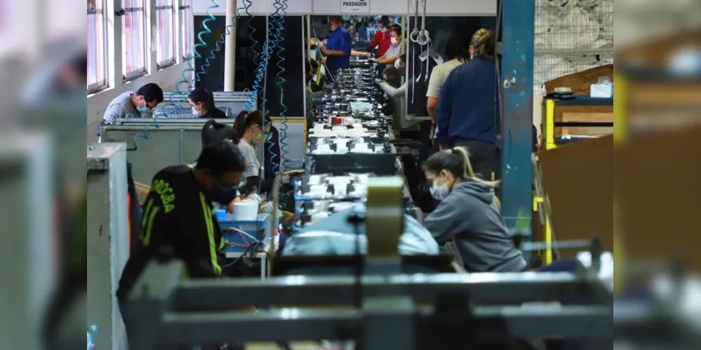 Imagem ilustrativa da imagem Indústria puxa o recorde na geração de empregos no PR