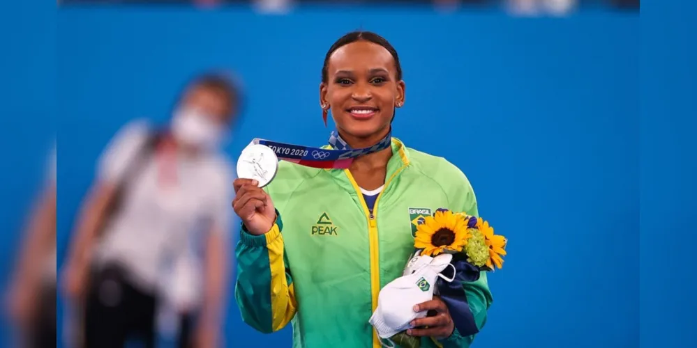 Imagem ilustrativa da imagem Rebeca Andrade fatura prata na ginástica artística