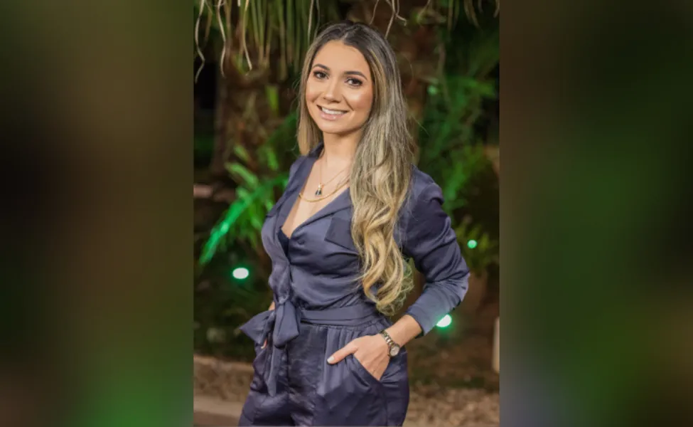 FELICITAÇÕES - A fisioterapeuta Juliana Borato receberá os cumprimentos pela troca de idade, na próxima sexta -feira (3). Juliana que vem se destacando com seu trabalho com o método Renata França, que é uma combinação de manobras de massagem modeladora e redutora com drenagem linfática desenvolvida pela esteticista baiana. Da coluna RC os votos de alegrias e sucesso.