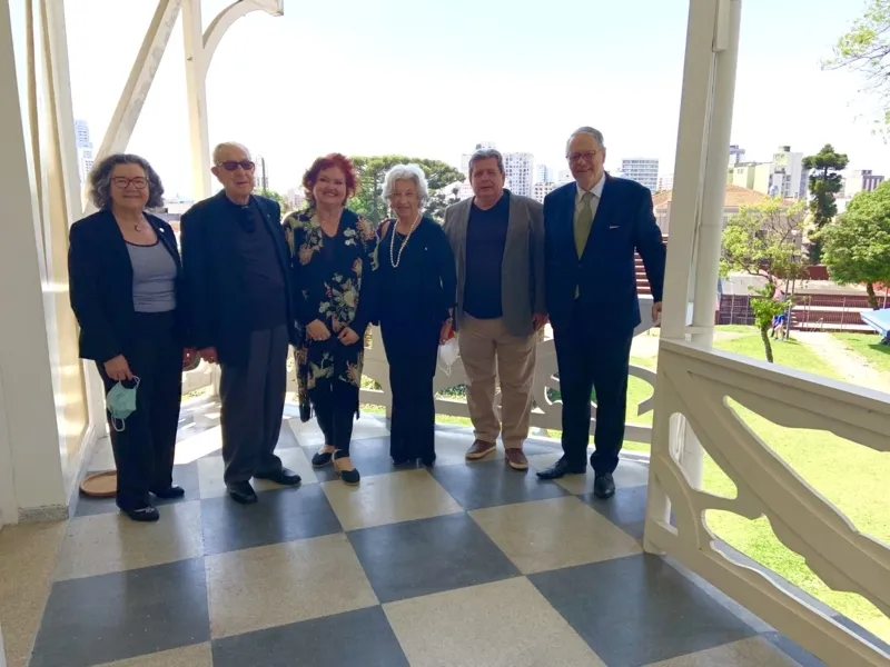 REGISTRO – A vice – presidente da Academia de Letras dos Campos Gerais Luisa Cristina dos Santos Fontes e a presidente da Academia de Letras dos Campos Gerais Neuza Helena Postiglione Mansani participaram nas dependências do histórico Palácio Belvedere, no último domingo da sessão solene de comemoração dos 85 anos da Academia Paranaense de Letras. No registro, acadêmica Marta Morais da Costa, secretária da APL,  acadêmico Ernani Straube (palestrante), Luiza Cristina, Neuza, acadêmico Dante Mendonça, Tesoureiro da APL e Ernani Buchmann , Presidente da Academia Paranaense de Letras.