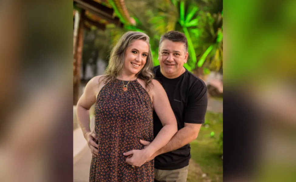 BRINDE À VIDA - O advogado e empresário Sergio Zadorosny Filho receberá as felicitações pela troca de idade na próxima terça -feira (21). No registro especial, Sergio e sua esposa Paula Campagnoli. Da coluna RC os votos de felicidades e realizações. 