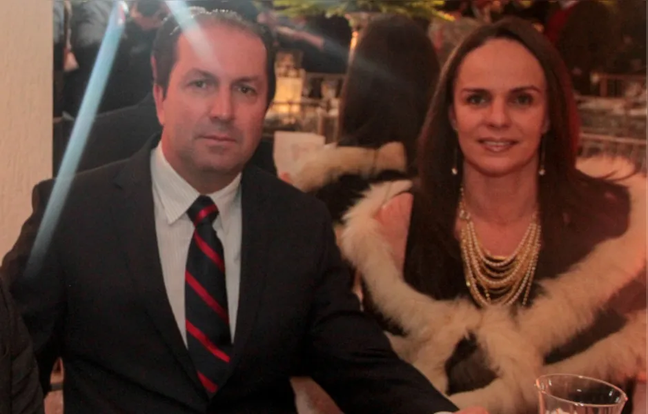 NOVO CICLO – Caroline Cunha Souza Podolan reserva o próximo sábado (2) para receber os cumprimentos pela troca de idade. No registro, Caroline e seu marido Mauricio Podolan. Da coluna RC os votos de realizações e alegrias.