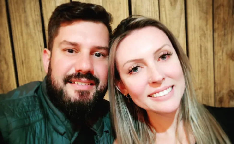 A advogada Karina O. Glapinski Correa será muito cumprimentada pela troca de idade nesta quinta - feira (9). No registro especial, Karina com seu marido Fernando Correa. Da coluna RC os votos de realizações infinitas.