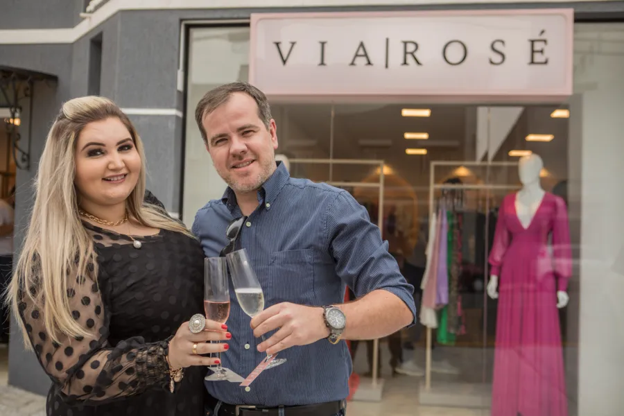 TROCA DE IDADE – A empresária Karina Kisxiner foi muito cumprimentada pela passagem de seu aniversário na última quarta-feira (15). No registro, Karina e seu noivo Rafael Gil Nogueira Gimenes. Da coluna RC os votos de felicidades e realizações. 