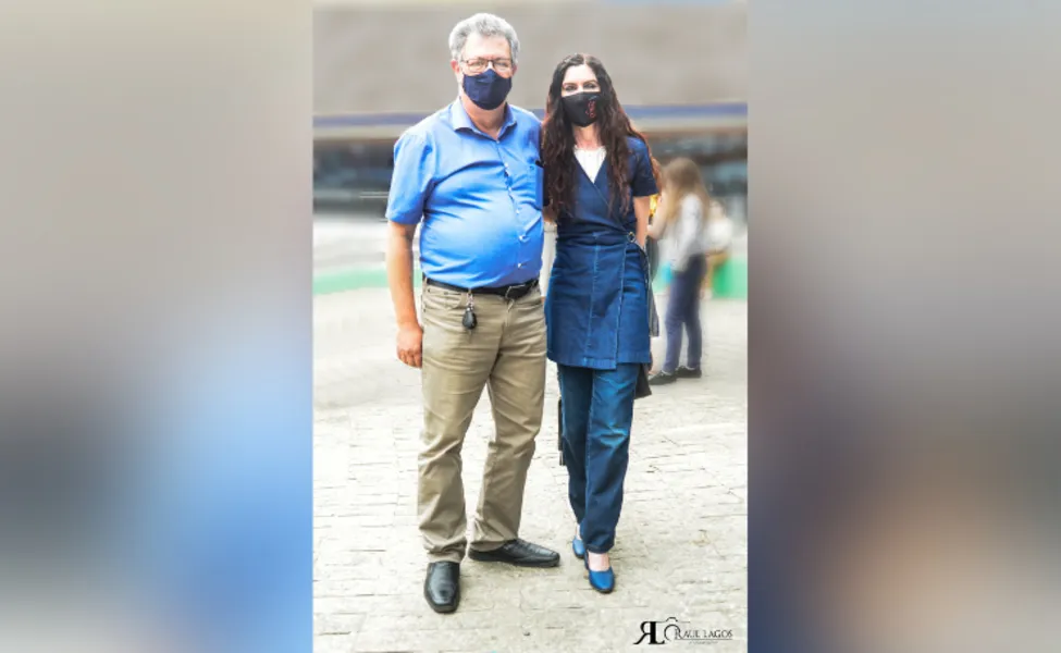 REGISTRO - Na próxima sexta-feira (3) será realizada a cerimônia de posse da Diretoria 2021-2023 do Centro Cultural Professor Faris Michaele (CCPFM). Fábio Maurício Holzmann Maia entregará a presidência da entidade aos cuidados de Renata Regis Florisbelo. A cerimônia será presencial, às 19h30, na Villa Hilda. No registro, Fábio Maurício Holzmann Maia e Renata Florisbelo.