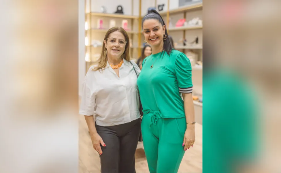 PRESTIGIANDO – Presentes na badalada inauguração da nova OU.Z Concept Roseane Issakowicz dos Santos e sua filha Carla Santos Favarin.