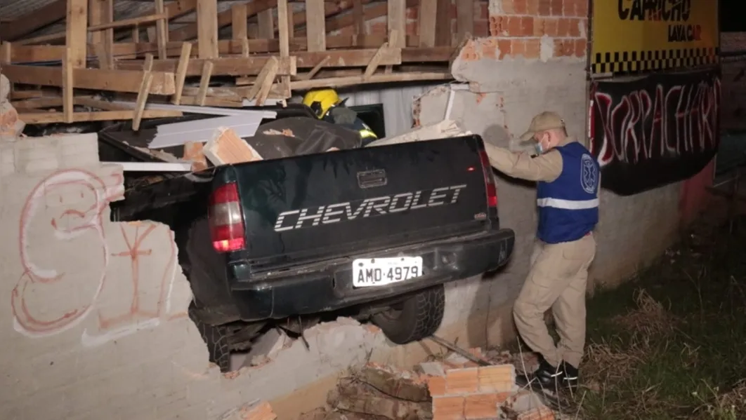 Veículo invade casa e causa grave acidente em PG