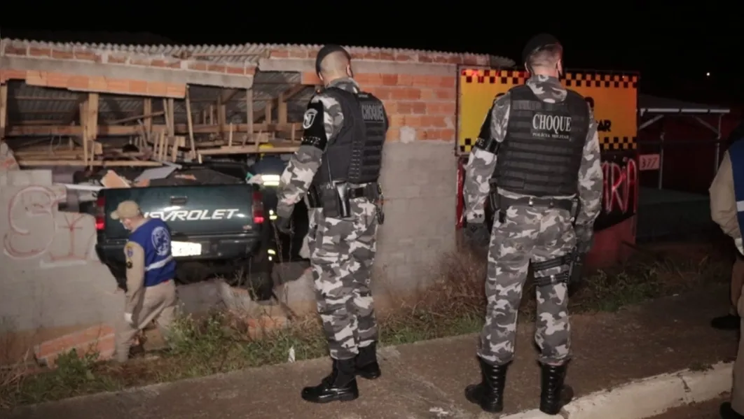 Veículo invade casa e causa grave acidente em PG