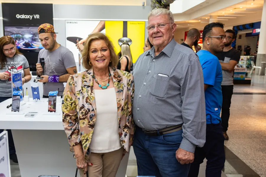 BRINDE À VIDA - O renomado colunista social Álvaro Andrade será muito cumprimentado pela passagem de seu aniversário no próximo sábado (11). O comunicador social dos Campos Gerais apresenta todos os sábados seu programa das 10 às 12 horas, pelas ondas da Rádio MZ FM, de nossa cidade. 
Álvaro com seu estilo próprio dedicou sua vida contando um pouco da história de nossa cidade, eternizando momentos felizes de muitas famílias. Da coluna RC os votos de alegrias e saúde.