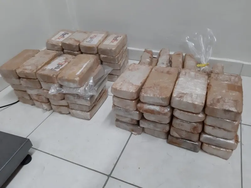 PRF apreende carro com mais de 70 kg de cocaína em PG