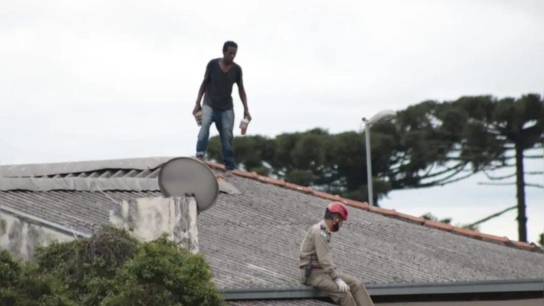 Após 4 horas em telhado, suspeito de roubo é detido em PG