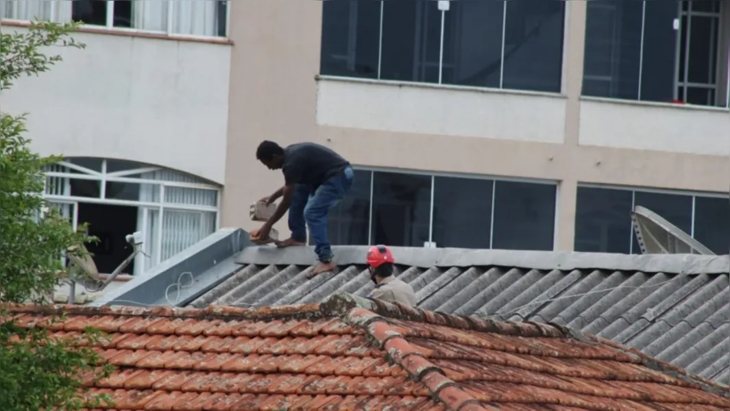 Após 4 horas em telhado, suspeito de roubo é detido em PG