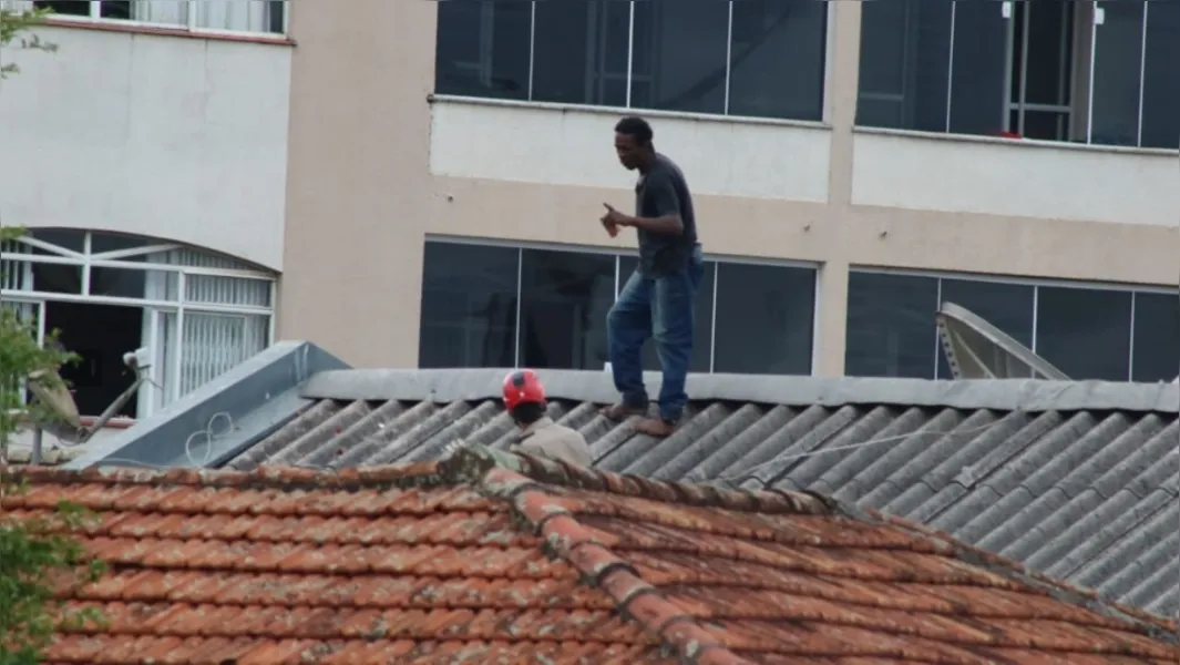 Após 4 horas em telhado, suspeito de roubo é detido em PG