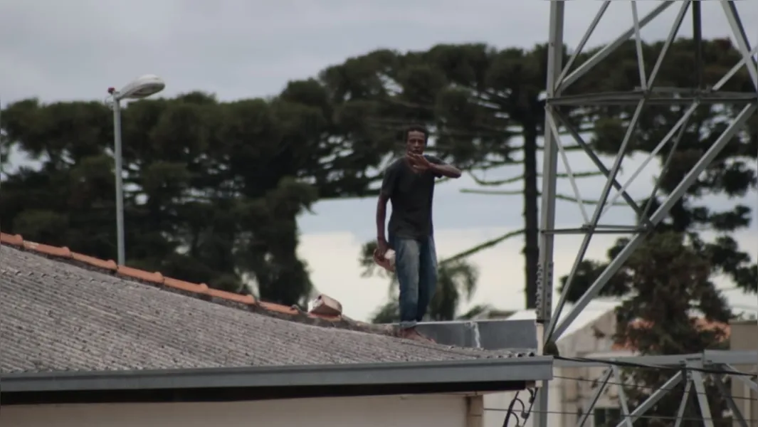 Após 4 horas em telhado, suspeito de roubo é detido em PG