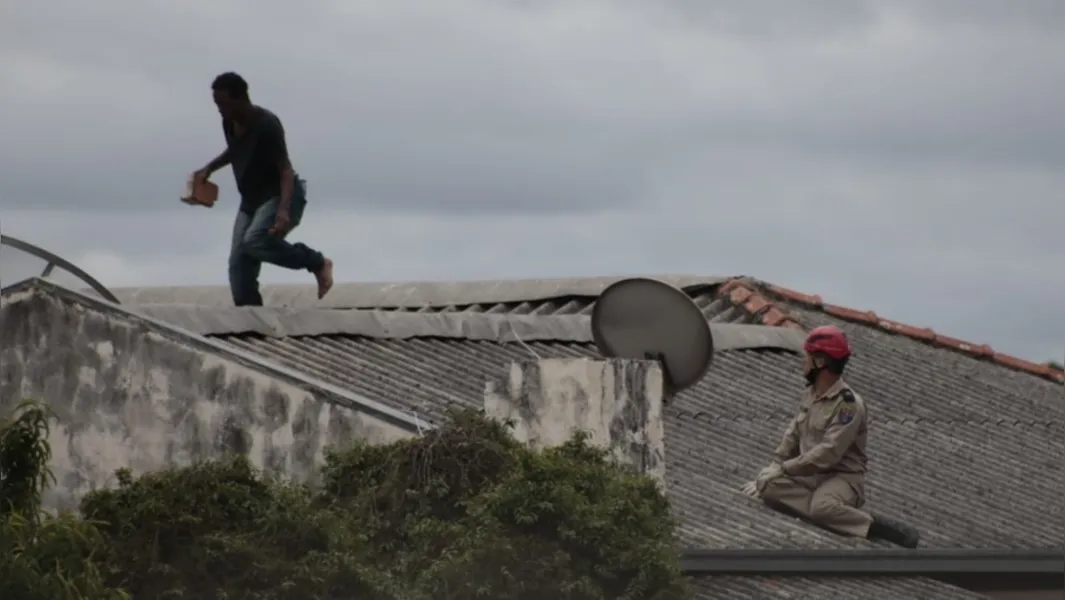 Após 4 horas em telhado, suspeito de roubo é detido em PG