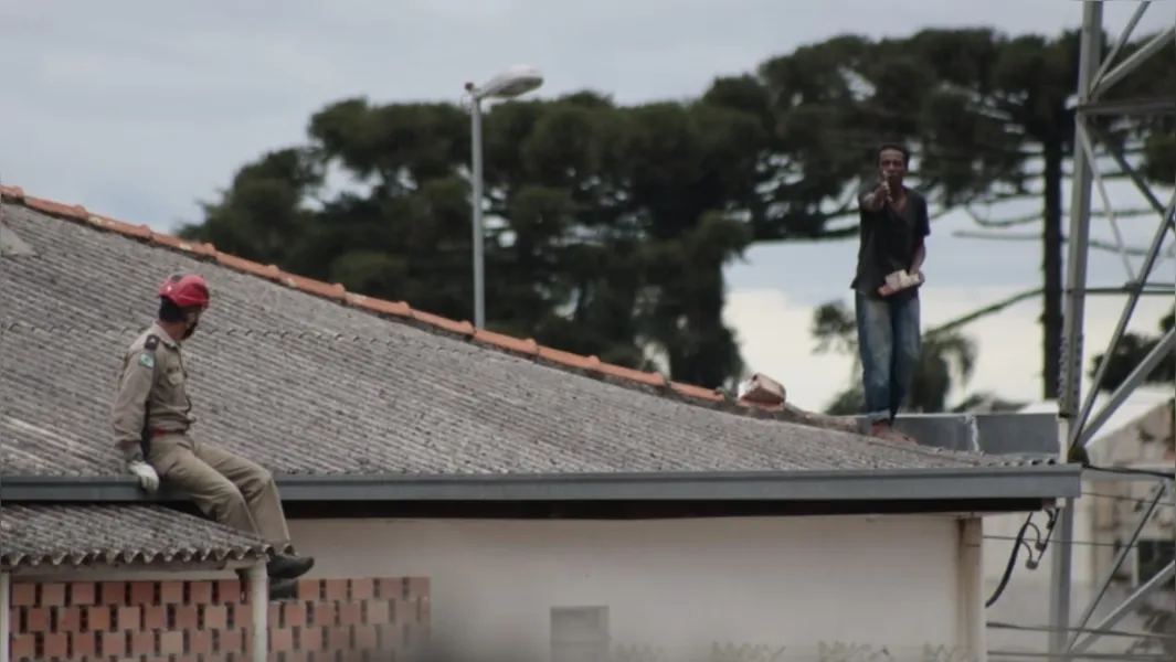 Após 4 horas em telhado, suspeito de roubo é detido em PG