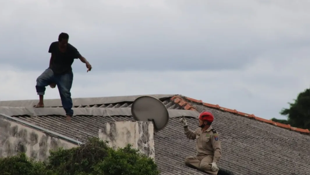 Após 4 horas em telhado, suspeito de roubo é detido em PG