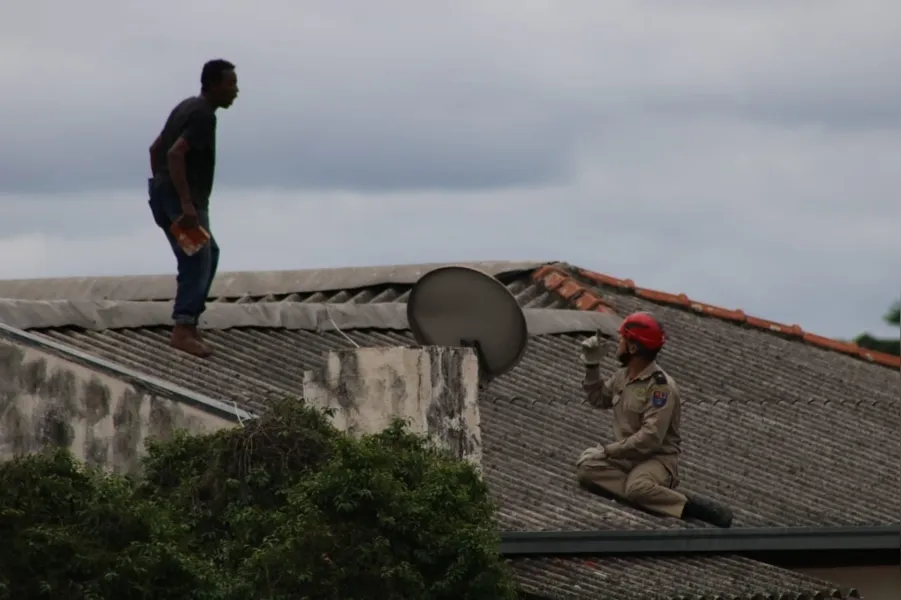 Após 4 horas em telhado, suspeito de roubo é detido em PG