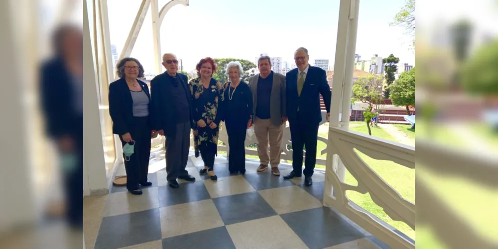 REGISTRO – A vice – presidente da Academia de Letras dos Campos Gerais Luisa Cristina dos Santos Fontes e a presidente da Academia de Letras dos Campos Gerais Neuza Helena Postiglione Mansani participaram nas dependências do histórico Palácio Belvedere, no último domingo da sessão solene de comemoração dos 85 anos da Academia Paranaense de Letras. No registro, acadêmica Marta Morais da Costa, secretária da APL,  acadêmico Ernani Straube (palestrante), Luiza Cristina, Neuza, acadêmico Dante Mendonça, Tesoureiro da APL e Ernani Buchmann , Presidente da Academia Paranaense de Letras.