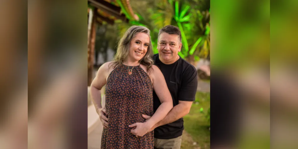 BRINDE À VIDA - O advogado e empresário Sergio Zadorosny Filho receberá as felicitações pela troca de idade na próxima terça -feira (21). No registro especial, Sergio e sua esposa Paula Campagnoli. Da coluna RC os votos de felicidades e realizações. 