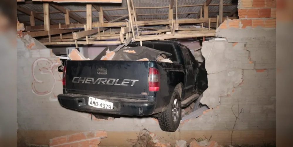 Motorista do automóvel precisou ser encaminhado à UPA Santana com ferimentos na região da cabeça; moradores do imóvel não se feriram