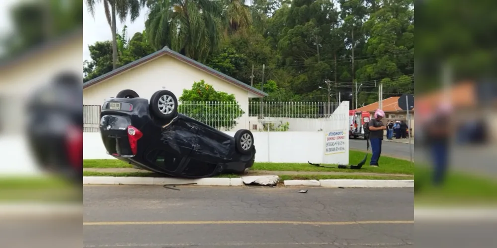 Fiat Palio acabou capotando após o acidente