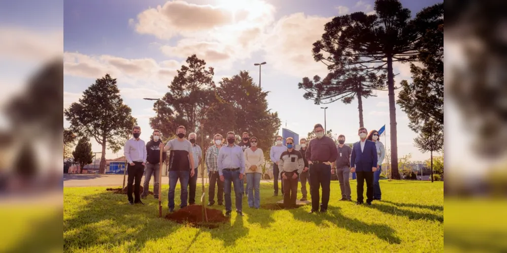 UEPG planta cerejeiras em homenagem a vítimas da Covid-19