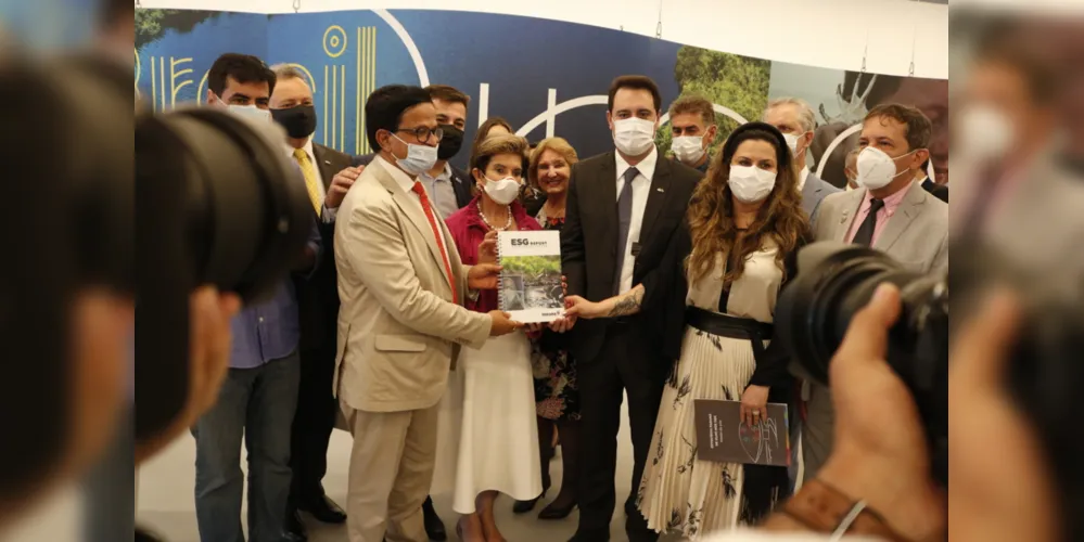 Prefeita de Ponta Grossa, Elizabeth Schmidt (PSD), no centro da imagem.