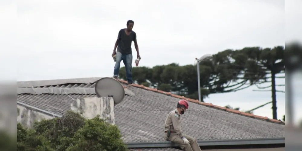 Imagem ilustrativa da imagem Após 4 horas em telhado, suspeito de roubo é detido em PG