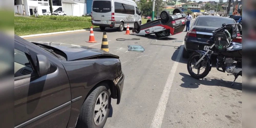 Grave acidente aconteceu na Visconde de Taunay, na manhã desta segunda-feira (27). Mulher ficou ferida