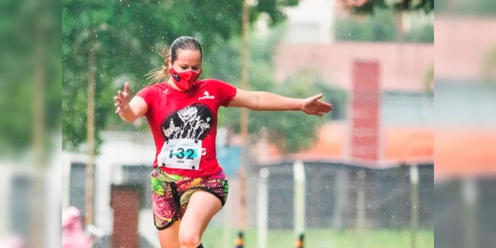 Dezenas de corredores percorreram o circuito da Corrida Rústica dos Jogos da Primavera da Universidade Estadual de Ponta Grossa