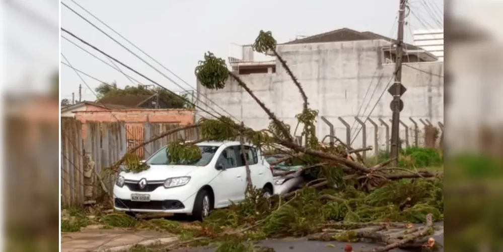 Moradores estão assustados e evitam sair de casa. O Corpo de Bombeiros e a Defesa Civil estão de prontidão