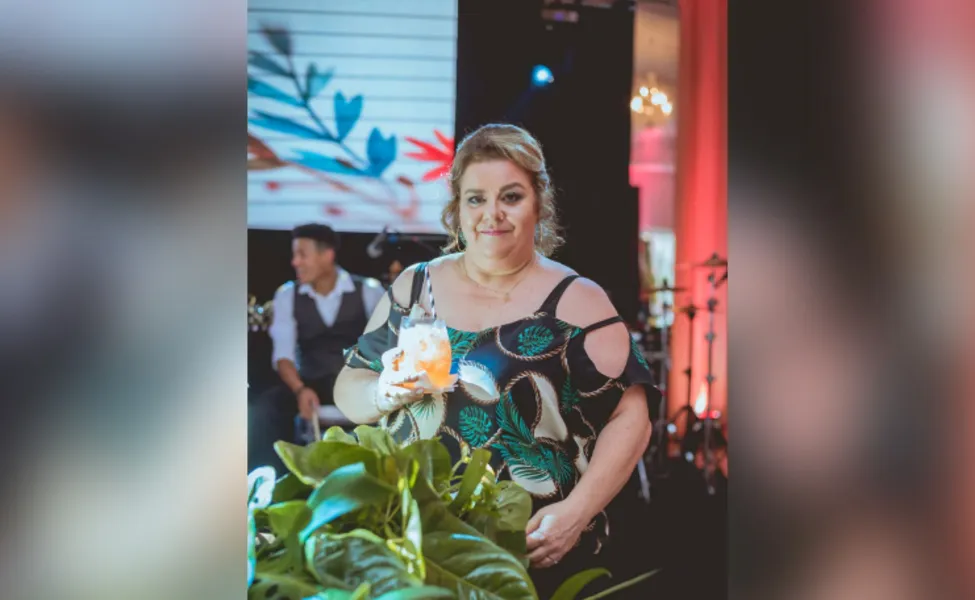 BRINDE À VIDA - Luciane Cury festeja a troca de idade na data de hoje (2). Seu espírito colaborativo, somado a sua gentileza a faz colecionar amigos por onde passa. Na intimidade familiar está sempre distribuindo generosidade e é presença indispensável quando o assunto é comemoração. Hoje a festa será toda dela! Da coluna RC os votos de muita saúde e um novo ciclo permeado de conquistas!