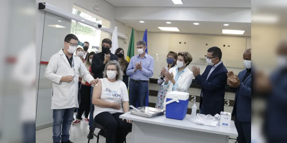 A enfermeira Teresinha Pelinski da Silveira foi a primeira pessoa vacinada em Ponta Grossa.