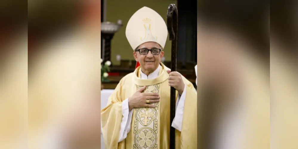 NOVO CICLO - O Bispo Dom Sérgio Arthur Brasqui receberá as felicitações pela passagem de seu aniversário nesta sexta-feira (3). Vale registrar, que Dom Sérgio celebra seus 73 anos de idade e neste ano completou 18 anos à frente da Diocese de Ponta Grossa. Da coluna RC os votos de saúde e disposição para continuar sendo esse exemplo de bondade, energia e alegria.