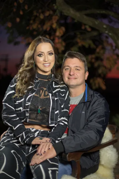 BODAS – Guilherme e Isabela Farhat celebram nesta quinta-feira (14), seus 15 anos de casados, bodas de cristal. O cristal é um vidro de altíssima qualidade e transparência, características que devem ser associadas ao relacionamento do casal quando chegam ao décimo quinto ano de união. Da coluna RC os votos de felicidades e cumplicidade ao casal.
