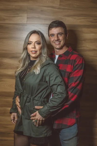 BRINDE À VIDA – Fernanda Portugal foi muito cumprimentada pela troca de idade no último domingo (17). Fernanda é presença sempre confirmada nos principais eventos sociais de nossa cidade. No registro, Fernanda e seu marido Adriano Nadal. Da coluna RC os votos de alegrias e prosperidade.