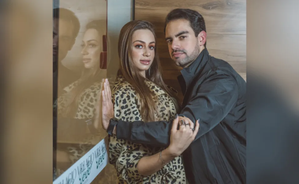 BDAY - A bela Aline Stadler recebeu as felicitações pela passagem de seu aniversário na última sexta-feira (22). No registro, Aline e seu noivo Bruno Vilas Boas. Da coluna RC os votos de alegrias e sucesso.