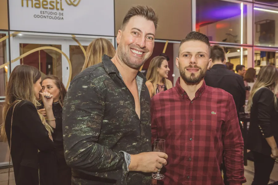VIBE – Na última semana, aconteceu a badalada comemoração do primeiro ano da Vibe Clothing em nossa cidade. Prestigiando esta noite especial, o empresário Rodrigo Giebeluka ao lado do gerente da loja Fernando Gawronski.