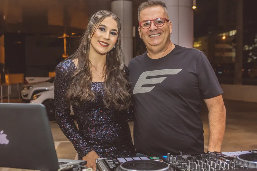 DESTAQUE – A inauguração da segunda loja Vibe Clothing que aconteceu na última semana, foi sem medo de errar o evento que marca o calendário social deste ano. E a dupla de Djs Leticia Cury e Mauricio Cury deixou o evento ainda mais animado com o feeling musical que passou de pai pra filha.