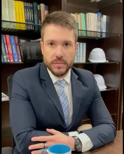 NOVO CICLO - Marcus Freitas recebeu as felicitações pela troca de idade no último sábado (16). Marcus atualmente exerce o cargo de diretor jurídico da Administração dos Portos de Paranaguá e Antonina (APPA). Da coluna RC os votos de sucesso e alegrias.