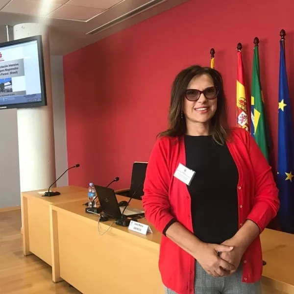 TROCA DE IDADE - A Juíza da Vara da Infância e Juventude e diretora do Fórum Estadual de Ponta Grossa Noeli Tavares Reback, no último sábado (16), brindou a chegada de seu aniversário. Noeli com seu trabalho sério é comprometida sempre com o melhor para sociedade, desenvolvendo um papel fundamental na parte social em nossa cidade. Da coluna RC os votos de prosperidade e sucesso!