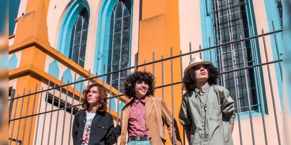 A Banda Hoovaranas é formada por Eric Santana na bateria, Rehael Martins na Guitarra e Jorge Bahls no baixo.