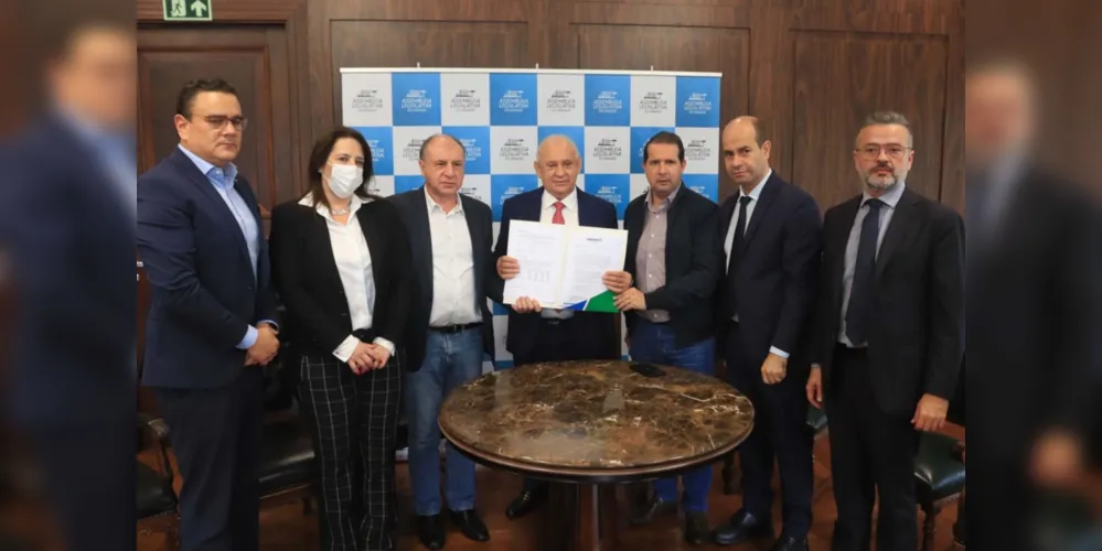 Lideranças do Governo do Paraná e da Assembleia Legislativa, junto do PLDO para 2023.