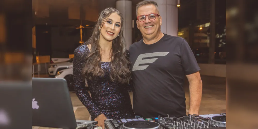 DESTAQUE – A inauguração da segunda loja Vibe Clothing que aconteceu na última semana, foi sem medo de errar o evento que marca o calendário social deste ano. E a dupla de Djs Leticia Cury e Mauricio Cury deixou o evento ainda mais animado com o feeling musical que passou de pai pra filha.