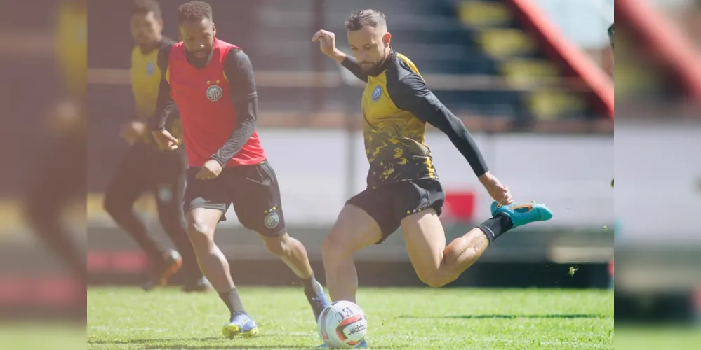 O atacante Paulo Sérgio  em trabalho visando o jogo contra Ponte