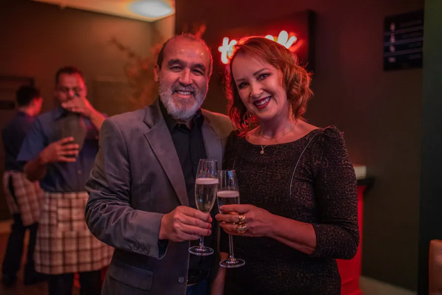 NOVO CICLO - A sempre simpática Rosangela Ferreira Ribas será muito cumprimentada nesta quarta - feira (27), pela passagem de seu aniversário. No registro especial Rosangela e seu marido, o bem sucedido empresário José Bento Ribas. Da coluna RC os votos de felicidades infinitas.