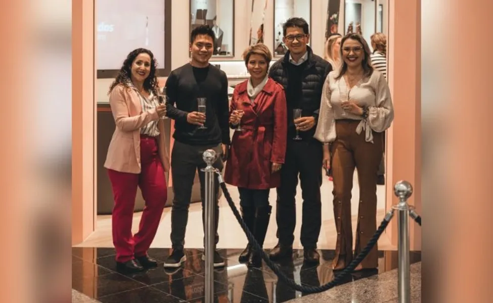 Sirlene Almeida, Nicolas Chee, Michelle Yan, Henrique Chee e Sara Amine