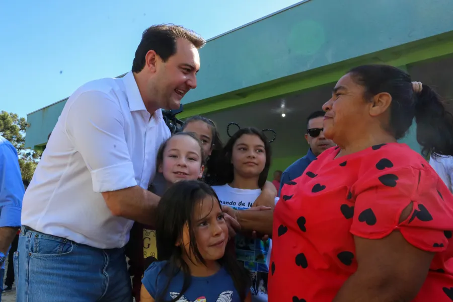 O governador Carlos Massa Ratinho Junior entregou nesta quinta-feira (23) os títulos de propriedade de 936 imóveis a famílias de Imbituva, na região Centro-Sul do Paraná. Os documentos, que reconhecem os moradores como legítimos proprietários de suas casas, foram entregues gratuitamente ao público beneficiado, formado majoritariamente por famílias em situação de vulnerabilidade social