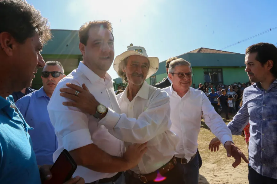 O governador Carlos Massa Ratinho Junior entregou nesta quinta-feira (23) os títulos de propriedade de 936 imóveis a famílias de Imbituva, na região Centro-Sul do Paraná. Os documentos, que reconhecem os moradores como legítimos proprietários de suas casas, foram entregues gratuitamente ao público beneficiado, formado majoritariamente por famílias em situação de vulnerabilidade social